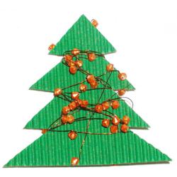 Explications pour fabriquer un sapin en carton ondulé décoré de perles