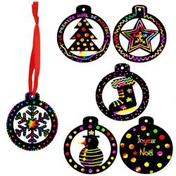 Et si le sapin de Noël était décoré de jolies boules multicolores en carte à gratter ? Les boules sont découpées dans de la carte à gratter noire, elles sont ajourées et il ne reste plus qu'à les déco