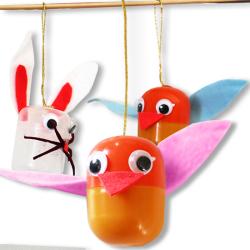 Lapins et poussins de Pâques suspendus