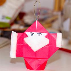 Il suffit d’une simple feuille de papier rouge, d’un morceau de ruban et d’un peu de coton pour réaliser de joli...