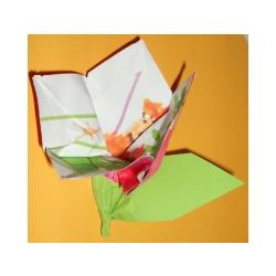 Faire un pliage en forme de fleur est un jeu d'enfant à la portée de tous. L'enfant apprend et répète le pliage de l'origami du bateau facilement.