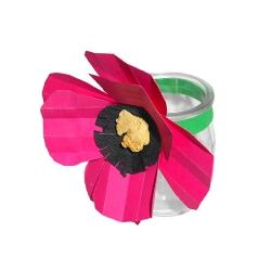 pot en verre et grosse fleur en papier