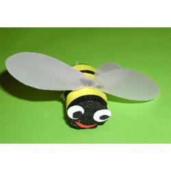 insectes géants en bouchon et papier