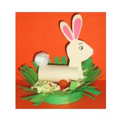 Lapin de Pâques sur l'herbe