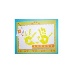 Réaliser une composition de scrapbooking pour mettre en scène l'empreinte des mains de l'enfant
