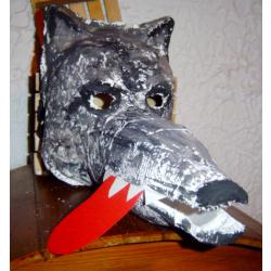 Masque de loup réalisé avec des bandes plâtrées