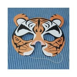 Des idées de masques simples à réaliser avec les enfants. Ces masques sont principalement faits avec des emballages recyclés.