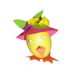 Explications pour réaliser un poussin avec un oeuf et protant un chapeau à fleurs