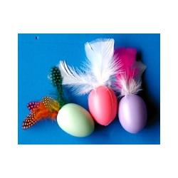 Décorer des oeufs pour Pâques avec des plumes