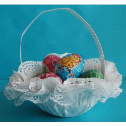 Panier réalisé avec des napperons en dentelle