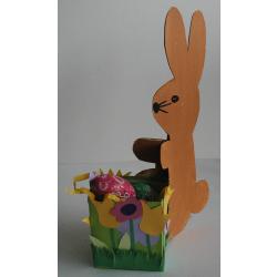 Posé sur la table ce panier lapin sert à présenter les oeufs