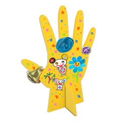 Main porte-bagues à la manière de Murakami