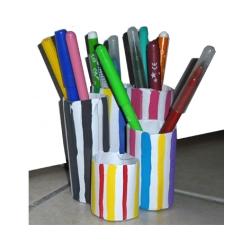 Range-crayons à la manière de Buren