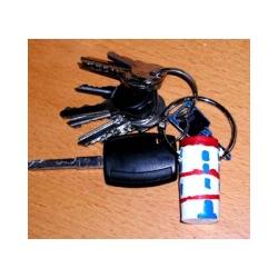 Fabriquer un porte-clés bouchon est très interessant: L'enfant apprend à fabriquer un porte-clés flottant pour le bord de mer ou de rivière.