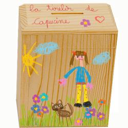 Une idée de tirelire à faire à partir d'une boite rectangulaire peinte et décorée. La tirelire est à réaliser avec un emballage recyclé ou une tirelire rectangulaire en bois à peindre. Une idée facile