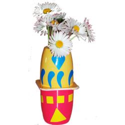 Vase petits suisses d&eacute;cor&eacute; de gommettes