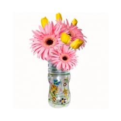 Une idée pour fabriquer un petit vase dans une bouteille en plastique. Ce vase est réalisé avec une bouteille en plastique coupée et peinte. Ce petit vase fabriqué en recyclant une bouteille rendra bi