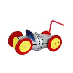 Voiture de course en pots de yaourt