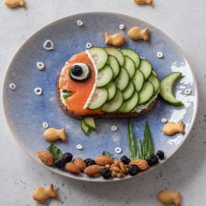La recette fun du sandwich au saumon concombre en forme de poisson
