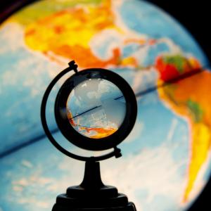 Equateur - mot du glossaire Tête à modeler. Définition et activités associées au mot Equateur.