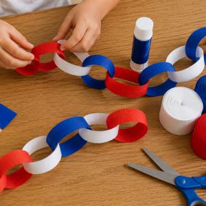 Activité de bricolage enfant pour bricoler des guirlandes tricolores pour le 14 juillet