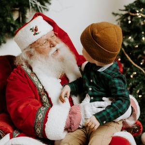 Pourquoi certains enfants paniquent face au Père Noël ?