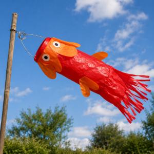 Une activité manuelle pour réaliser un manchon cerf volant. Appelé aussi carpe koi, ils sont des symboles emblématiques de la culture japonaise. Le manchon à air carpe koi japonais est un bricolage tr
