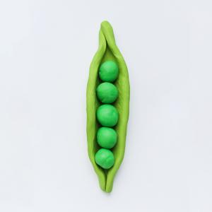 Suivez les étapes pour fabriquer une cosse de petit pois en pâte à modeler avec les enfants.