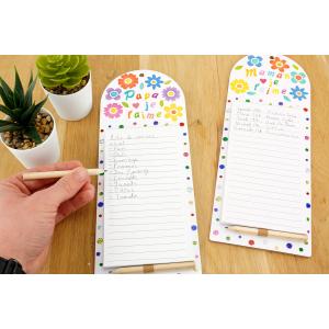 Créez un bloc-notes aimanté à personnaliser avec stickers et gommettes pour la fête des parents. Une activité facile dès 3 ans à découvrir sur le site