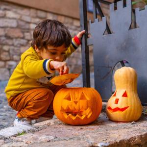 La chasse aux trésors d'Halloween des tout-petits dès la crêche