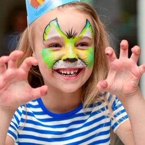 Des idées de maquillages faciles à réaliser pour grimer les enfants à l'occasion du Carnaval. Tous les maquillages de Carnaval sont expliqués et illustrés. Il suffit parfois d'un maquillage et d'un ou