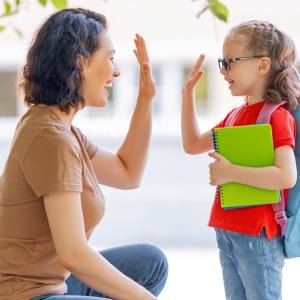 Préparez la rentrée scolaire 2025 sans stress grâce à notre checklist complète pour les parents, étape par étape. Anticipation, fournitures, organisation… tout y est !