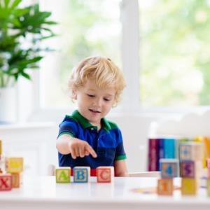 Retrouvez nos astuces pour apprendre l'alphabet avec Montessori. Des outils ludiques pour apprendre l'alphabet en s'amusant.