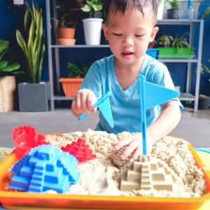 Les bacs d’exploration ou bacs sensoriels sont de précieux outils pour apprendre en s'amusant grâce aux sens