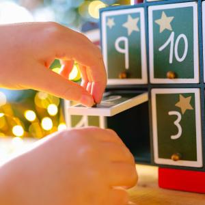 Découvrez 10 alternatives durables et pleines de sens pour créer un calendrier de l’Avent écoresponsable, sans mini-jouets en plastique. Fêtes écolos garanties !
