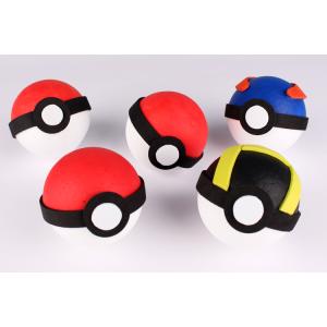 Apprenez à fabriquer une Pokéball réaliste avec une boule en polystyrène, de la peinture et du caoutchouc adhésif. Une activité manuelle ludique pour les enfants fans de Pokémon.
