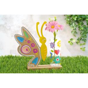 Retrouvez un tuto pour décorer un joli support avec un papillon en carton et un joli vase de printemps.