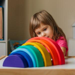 Pour Maria Montessori, le jeu fait partie intégrante des apprentissages de l’enfant. Il faut donc lui apporter des jouets adaptés, évolutifs et qu’il peut utiliser en toute autonomie. L’arc-en-ciel de