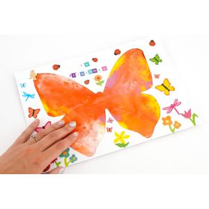 Faites découvrir la peinture aux tout-petits avec la technique propre du papillon sensoriel. Une activité Montessori dès 1 an, à découvrir sur le site.