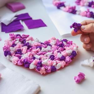 Carte coeur en piquage. Un gros coeur réalisé en piquage pour l'offrir en gage d'amour pour une fête ou pour la saint Velantin. La réalisation de ce coeur demande la précision du geste mis en oeuvre &