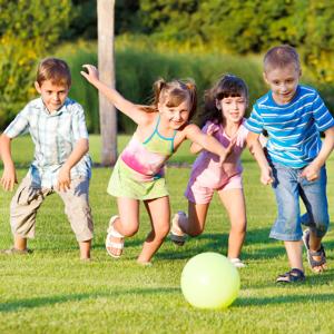 Retrouvez des idées de jeux d'extérieur pour les enfants. Voici des idées de jeux pour jouer avec les enfants ou pour  leur suggérer de jouer dans le jardin ou en plein air. Retrouvez des jeux de ball