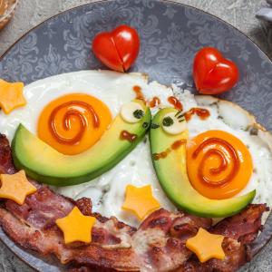 oeufs au plat aux avocats en forme d’escargots.