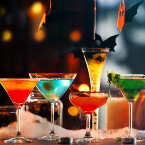 Découvrez nos 5 cocktails d'Halloween pour enfants : des boissons sans alcool colorées et délicieuses. Des recettes ensorcelantes pour ajouter une touche de magie à vos célébrations d'Halloween. Prépa
