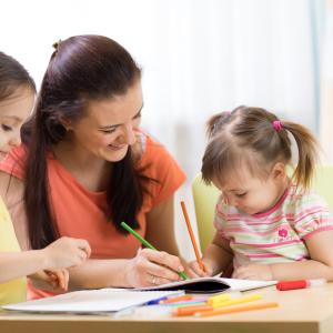 Découvrez comment les animateurs professionnels occupent les enfants pendant 1h sans écran ni tablette. Jeux, histoires, bricolages : des idées simples et efficaces testées et approuvées !