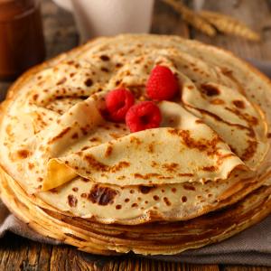 Plus d’œufs ou de lait ? Découvrez des astuces simples pour réussir des crêpes moelleuses et dorées à la Chandeleur, même avec un placard presque vide.