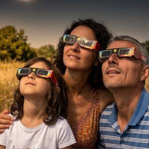 Nos infos pour tout savoir sur l'éclipse solaire et protéger les yeux des enfants pour vivre l'événement en famille