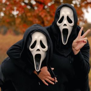 Déguisements douteux, pranks choquants, défis dangereux… Découvrez les farces d’Halloween qu’on bannit en 2025 pour une fête plus respectueuse et créative.