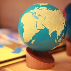 Le globe Montessori va permettre à l’enfant d’acquérir ses premières notions de géographie. Aussi appelé globe “rugueux”, le Globe Montessori permet à l’enfant d’apprendre le monde qui l’entoure en s’