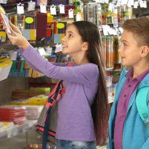 Fournitures, vêtements, transports… Découvrez combien coûte réellement la rentrée scolaire aux parents en 2025 et nos astuces pour alléger la facture.