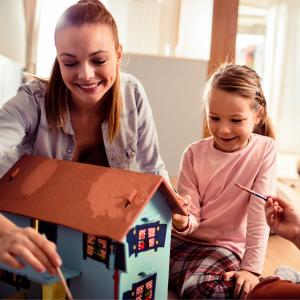 Bricolages pour fabriquer des jouets avec ou pour les enfants. Retrouvez le plaisir des jouets fabriqués à la maison avec du carton, des emballages recyclés, des fruits séchés d'automne ou des fournit